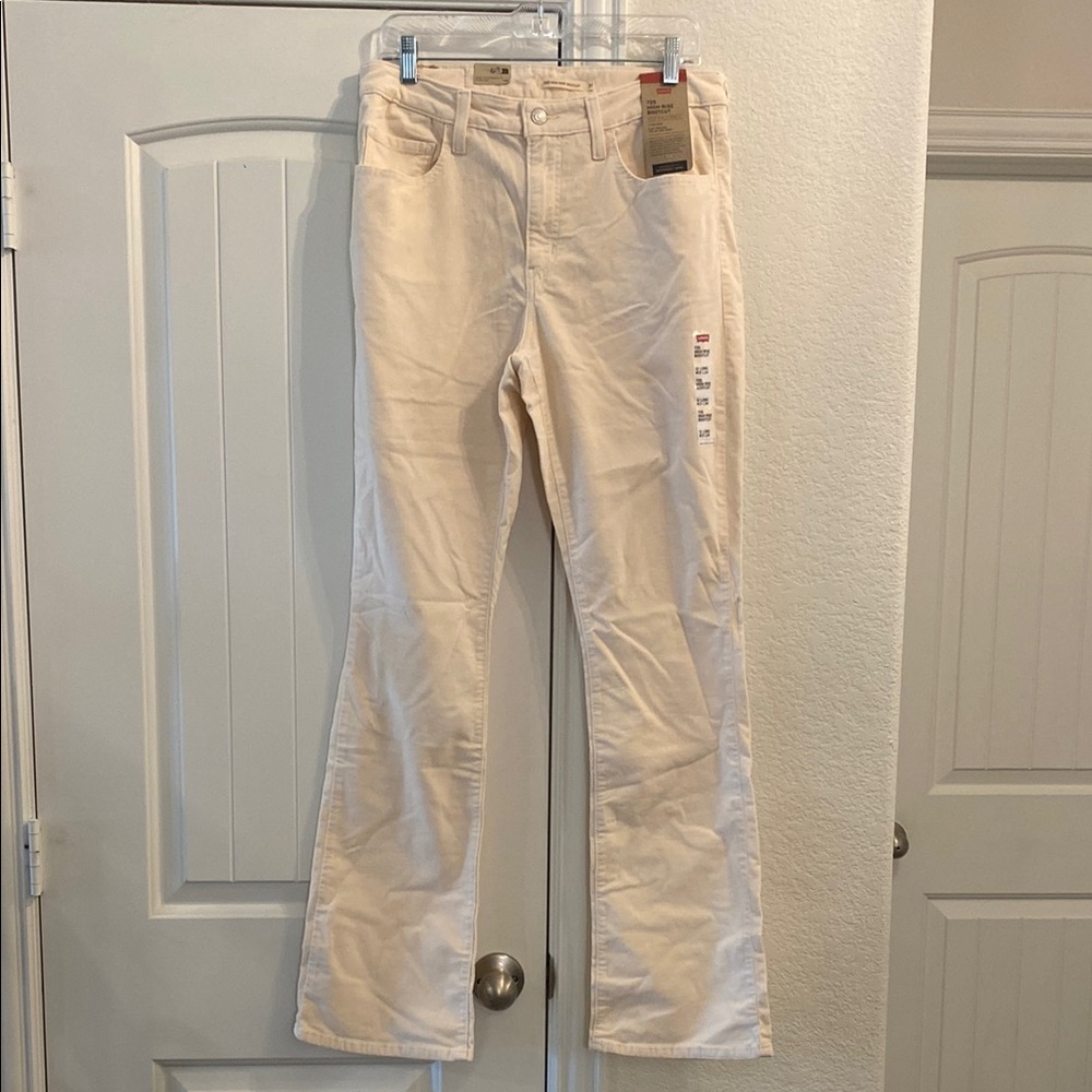 Levi's Women's Boot Cut Cream corduroys 31x32